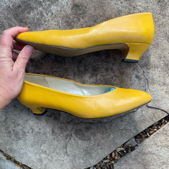 Vintage 60’s mustard yellow Pappagallo kitten heel pumps, size 7.5 - Picture 5 of 11